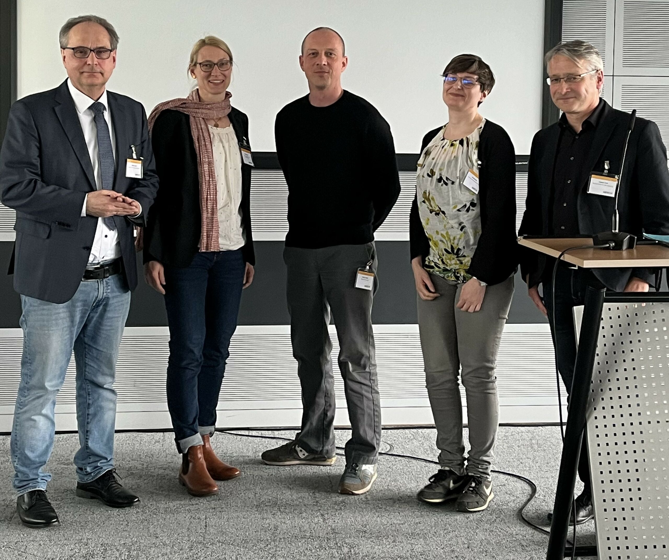 Foto: © Dr. Christina Widera Personen auf dem Foto: Vierter von links: Herr Prof. Dr. Hubert Ertl Forschungsdirektor und Ständiger Vertreter des Präsidenten im Bundesinstitut für Berufsbildung (BIBB) (Leiter der Fachtagung), Zweite von Links: Prof. Dr. Silke Anger, Forschungsbereichsleiterin Bereich Bildung, Qualifizierung und Erwerbsverläufe am Institut für Arbeitsmarkt- und Berufsforschung (IAB) und Erster von Links: Prof. Dr. Martin Kröll